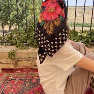 ״ רוּסַרִי״ (מטפחת ריבוע) פרחוני